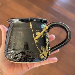 SPECIAL POTTERY MUG WITH ACCENTS